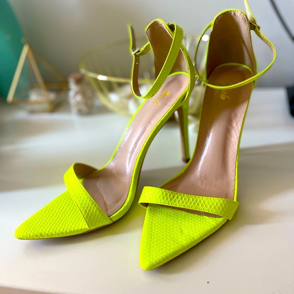 Neon green heels size 9 - Picture 1 of 3